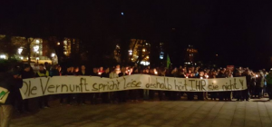 Eine Mahnwache als Startschuss: Das Banner von Frühlingserwachen sorgte nicht nur für Aufmerksamkeit, sondern auch für viel positive Resonanz.