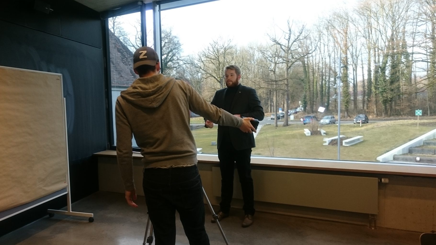 Jasper Schubert filmt das Bewerbervideo des Kandidaten Jannis Kappelmann.