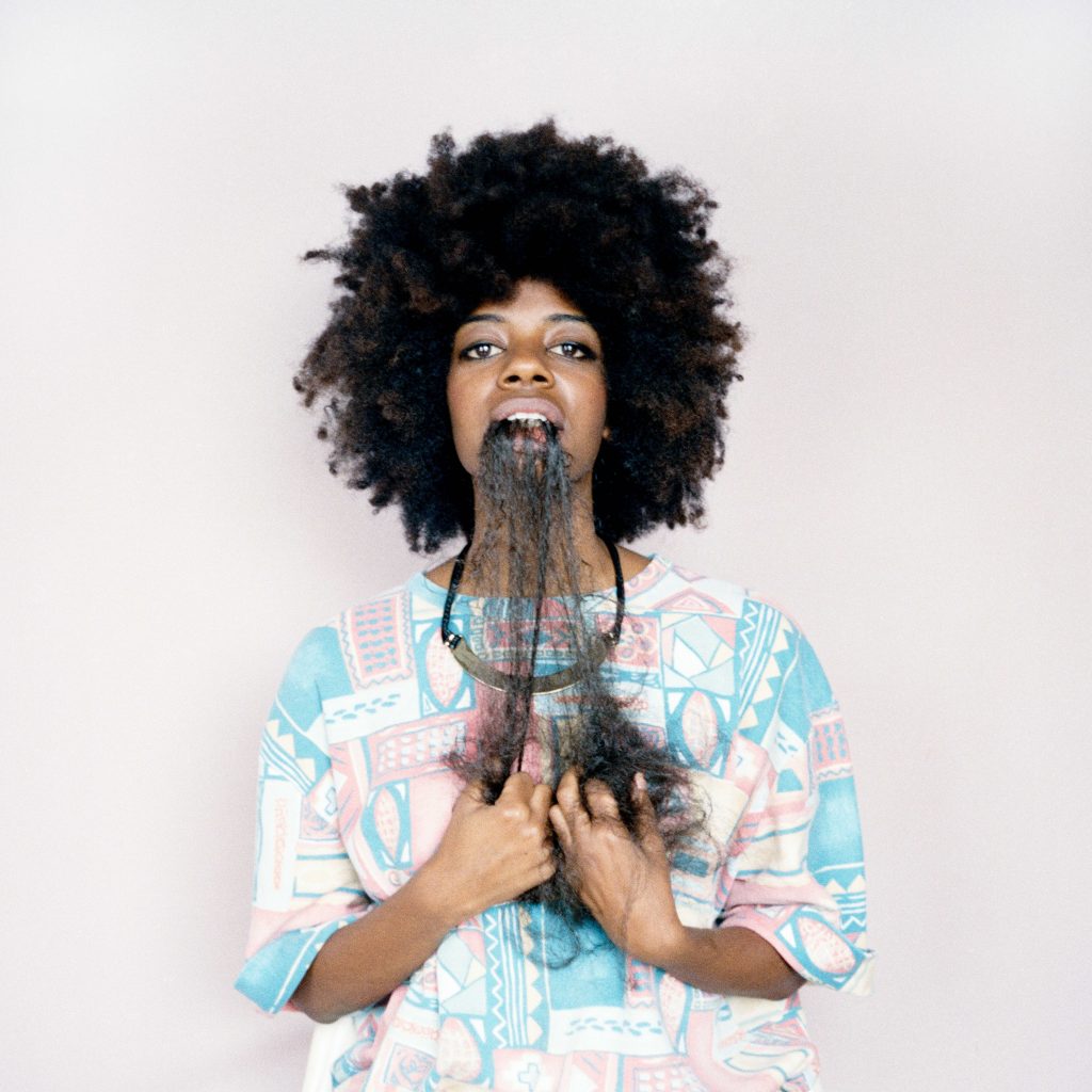 Nakeya Brown, Kanekalon on a Fork, aus der Serie The Refutation of Good Hair, 2012 © The Artist
