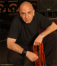 Matthisas Grimme mit rotem Hanfseil vor einer Shibari Performance.
